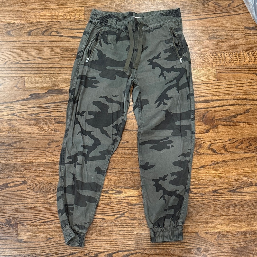 Aritzia TNA Women's Camo Joggers